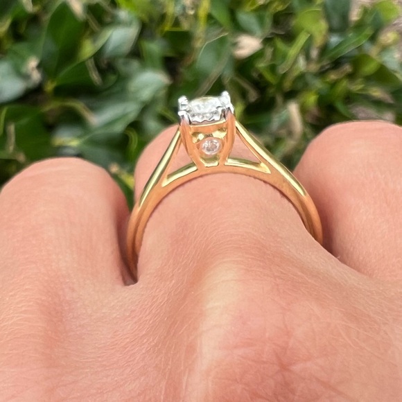 10K yellow gold 1/4 Carat T.W. Round Diamond 10 kt Solitaire Ring size 7 - Picture 12 of 14